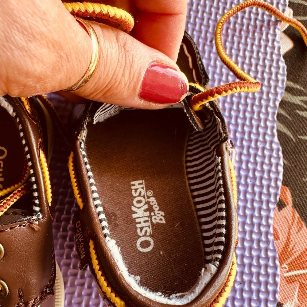 OshKosh B'Gosh Toddler and Little Boys shoes brown Size Toddle 4
